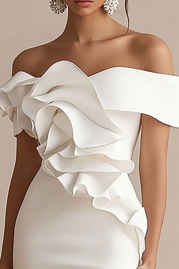 Robe de graduation en satin blanc à volants à épaules dénudées